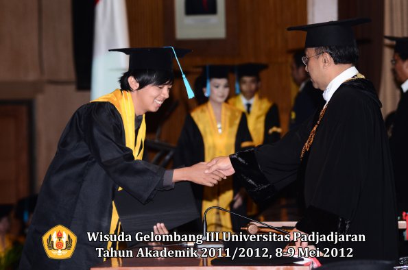 wisuda-unpad-gel-iii-2011_2012-fakultas-ilmu-budaya-oleh-rektor_047