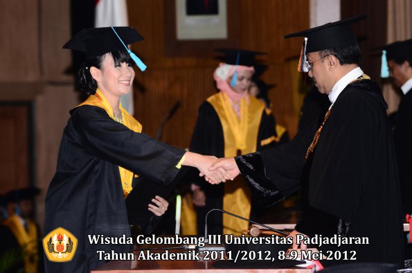 wisuda-unpad-gel-iii-2011_2012-fakultas-ilmu-budaya-oleh-rektor_050