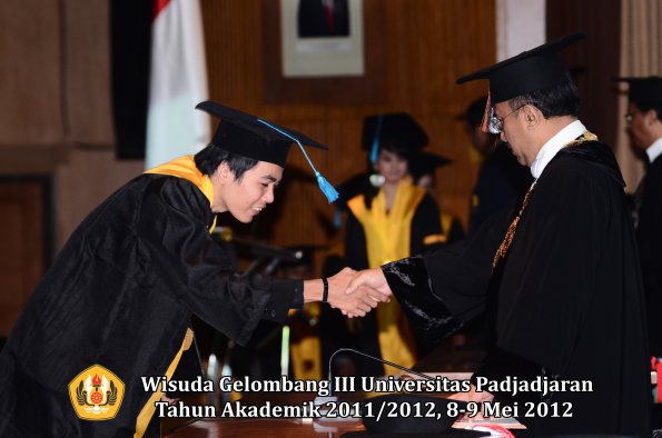 wisuda-unpad-gel-iii-2011_2012-fakultas-ilmu-budaya-oleh-rektor_054