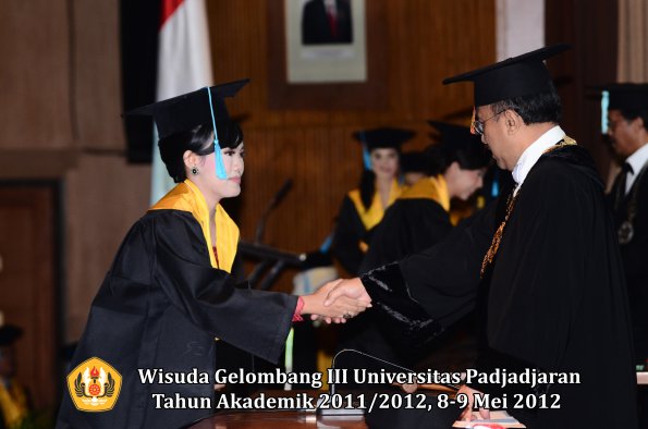 wisuda-unpad-gel-iii-2011_2012-fakultas-ilmu-budaya-oleh-rektor_061