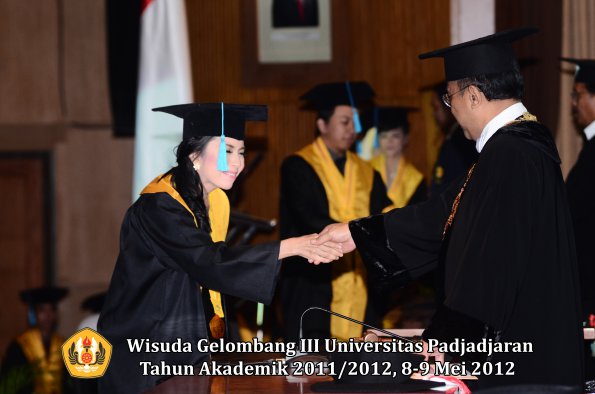 wisuda-unpad-gel-iii-2011_2012-fakultas-ilmu-budaya-oleh-rektor_063