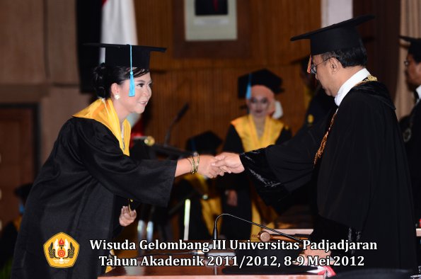 wisuda-unpad-gel-iii-2011_2012-fakultas-ilmu-budaya-oleh-rektor_088