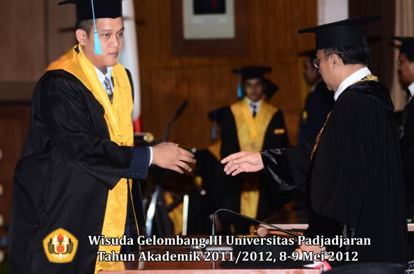 wisuda-unpad-gel-iii-2011_2012-fakultas-ilmu-budaya-oleh-rektor_096