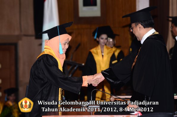 wisuda-unpad-gel-iii-2011_2012-fakultas-ilmu-budaya-oleh-rektor_102