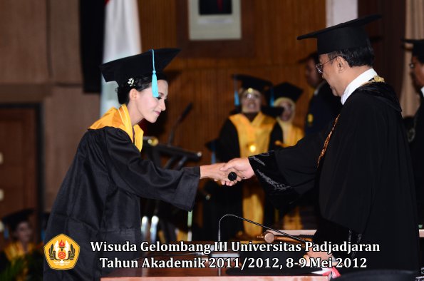 wisuda-unpad-gel-iii-2011_2012-fakultas-ilmu-budaya-oleh-rektor_103