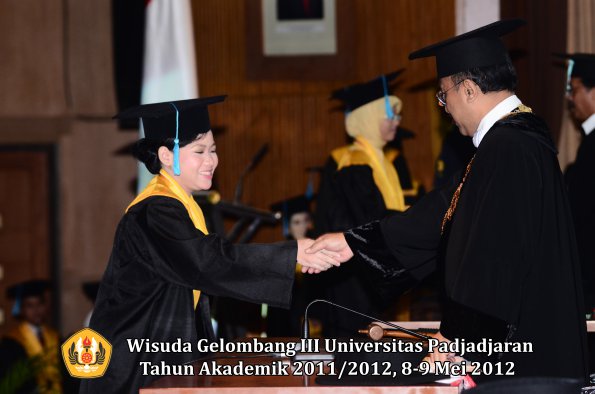 wisuda-unpad-gel-iii-2011_2012-fakultas-ilmu-budaya-oleh-rektor_105