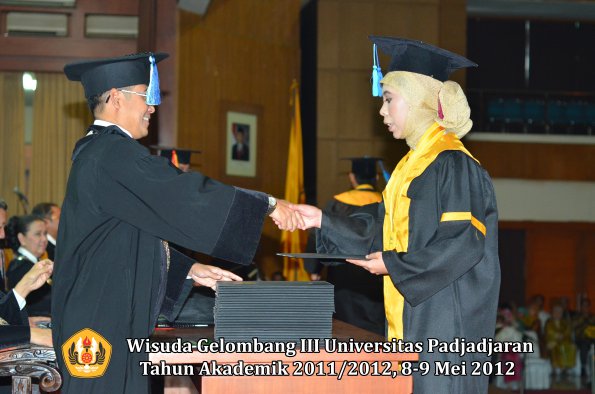 wisuda-unpad-gel-iii-2011_2012-fakultas-keperawatan-oleh-dekan_012