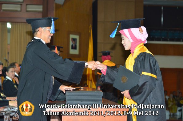 wisuda-unpad-gel-iii-2011_2012-fakultas-keperawatan-oleh-dekan_021