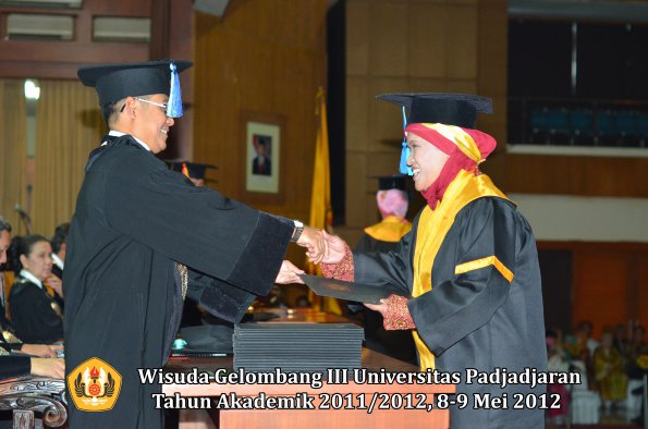 wisuda-unpad-gel-iii-2011_2012-fakultas-keperawatan-oleh-dekan_022