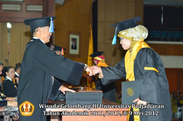 wisuda-unpad-gel-iii-2011_2012-fakultas-keperawatan-oleh-dekan_023