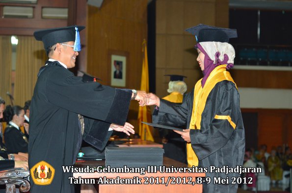 wisuda-unpad-gel-iii-2011_2012-fakultas-keperawatan-oleh-dekan_024