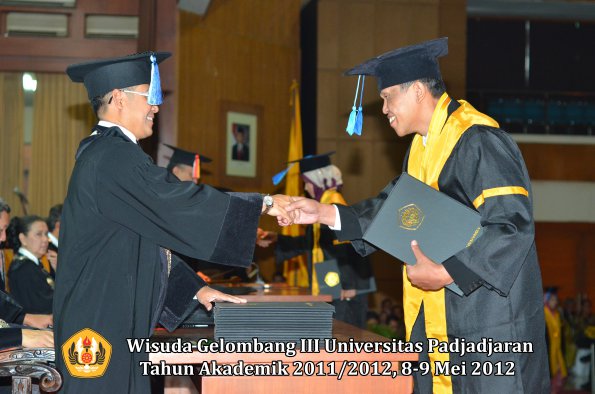 wisuda-unpad-gel-iii-2011_2012-fakultas-keperawatan-oleh-dekan_025