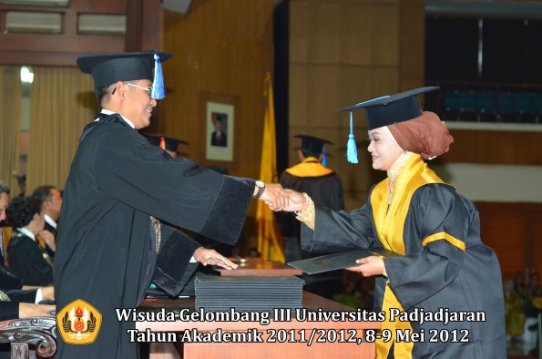 wisuda-unpad-gel-iii-2011_2012-fakultas-keperawatan-oleh-dekan_026