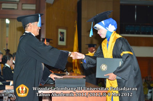 wisuda-unpad-gel-iii-2011_2012-fakultas-keperawatan-oleh-dekan_027