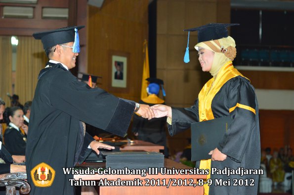 wisuda-unpad-gel-iii-2011_2012-fakultas-keperawatan-oleh-dekan_028