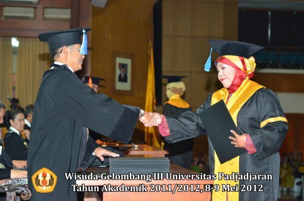 wisuda-unpad-gel-iii-2011_2012-fakultas-keperawatan-oleh-dekan_029