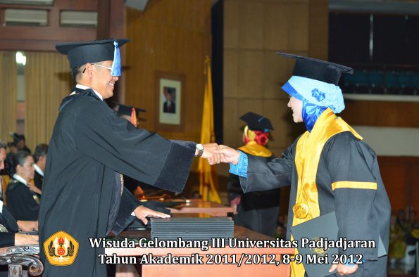 wisuda-unpad-gel-iii-2011_2012-fakultas-keperawatan-oleh-dekan_030