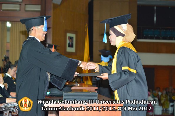 wisuda-unpad-gel-iii-2011_2012-fakultas-keperawatan-oleh-dekan_031