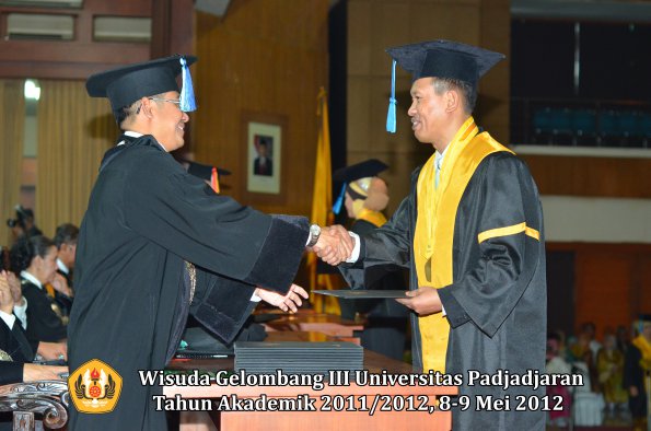 wisuda-unpad-gel-iii-2011_2012-fakultas-keperawatan-oleh-dekan_032