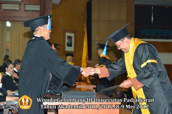 wisuda-unpad-gel-iii-2011_2012-fakultas-keperawatan-oleh-dekan_033