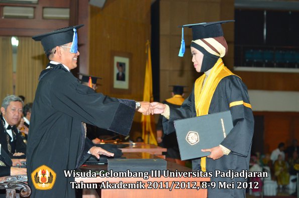 wisuda-unpad-gel-iii-2011_2012-fakultas-keperawatan-oleh-dekan_034