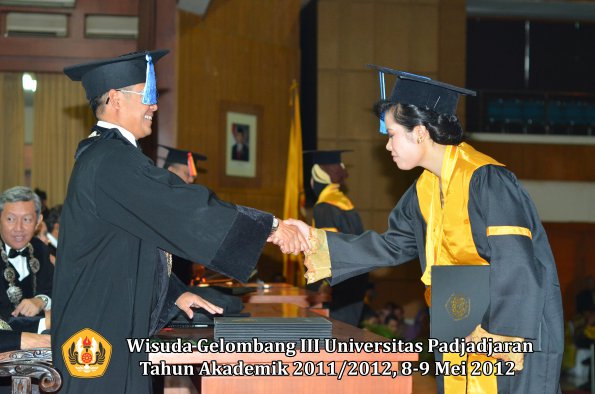 wisuda-unpad-gel-iii-2011_2012-fakultas-keperawatan-oleh-dekan_035