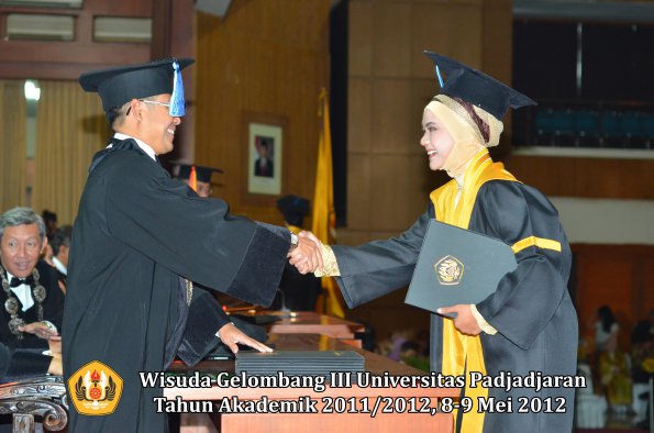 wisuda-unpad-gel-iii-2011_2012-fakultas-keperawatan-oleh-dekan_036