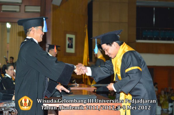 wisuda-unpad-gel-iii-2011_2012-fakultas-keperawatan-oleh-dekan_037