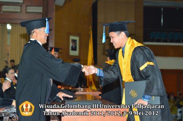 wisuda-unpad-gel-iii-2011_2012-fakultas-keperawatan-oleh-dekan_038