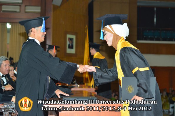 wisuda-unpad-gel-iii-2011_2012-fakultas-keperawatan-oleh-dekan_039