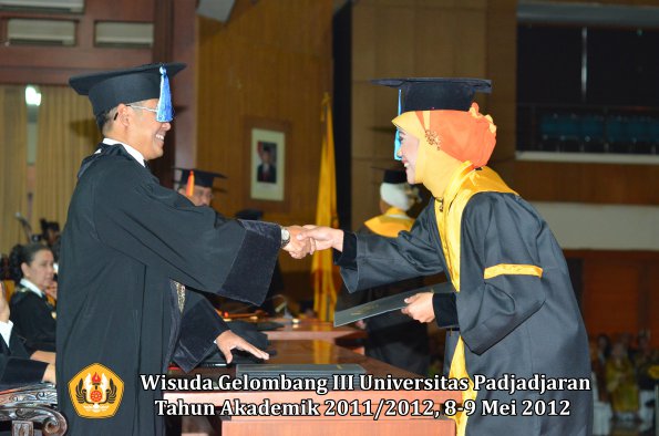 wisuda-unpad-gel-iii-2011_2012-fakultas-keperawatan-oleh-dekan_040