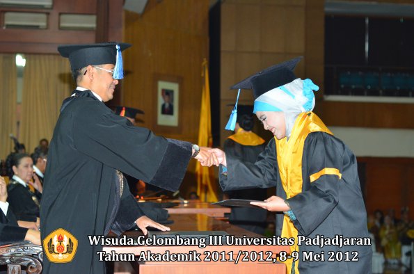 wisuda-unpad-gel-iii-2011_2012-fakultas-keperawatan-oleh-dekan_042