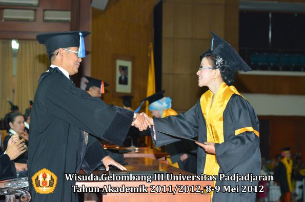 wisuda-unpad-gel-iii-2011_2012-fakultas-keperawatan-oleh-dekan_043