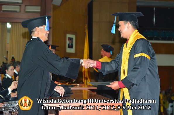 wisuda-unpad-gel-iii-2011_2012-fakultas-keperawatan-oleh-dekan_047