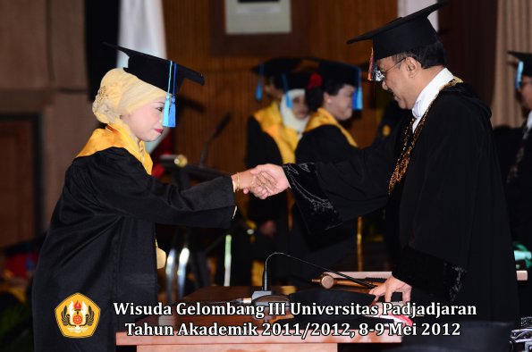 wisuda-unpad-gel-iii-2011_2012-fakultas-keperawatan-0leh-rektor_007