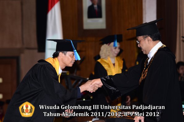 wisuda-unpad-gel-iii-2011_2012-fakultas-keperawatan-0leh-rektor_011