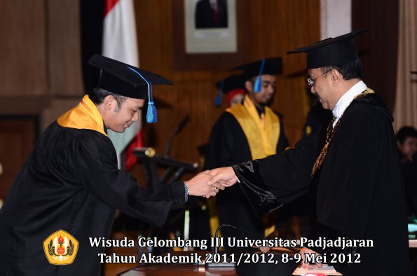 wisuda-unpad-gel-iii-2011_2012-fakultas-keperawatan-0leh-rektor_014