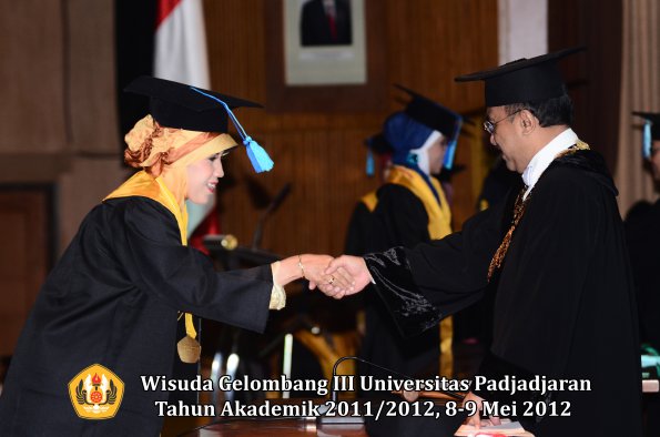 wisuda-unpad-gel-iii-2011_2012-fakultas-keperawatan-0leh-rektor_018