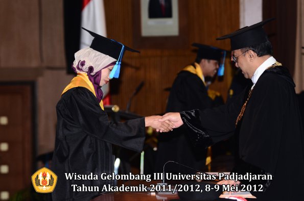 wisuda-unpad-gel-iii-2011_2012-fakultas-keperawatan-0leh-rektor_024