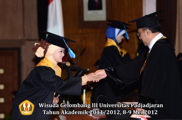 wisuda-unpad-gel-iii-2011_2012-fakultas-keperawatan-0leh-rektor_026