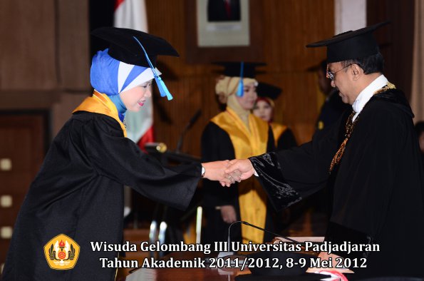 wisuda-unpad-gel-iii-2011_2012-fakultas-keperawatan-0leh-rektor_027