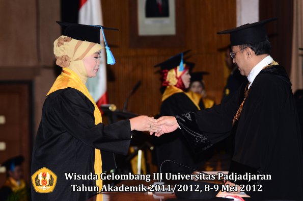 wisuda-unpad-gel-iii-2011_2012-fakultas-keperawatan-0leh-rektor_028