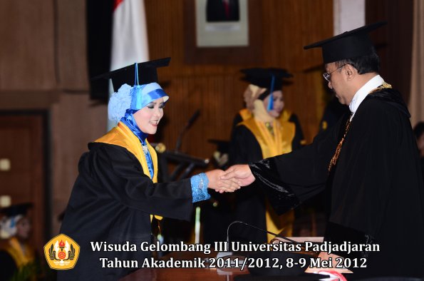 wisuda-unpad-gel-iii-2011_2012-fakultas-keperawatan-0leh-rektor_030