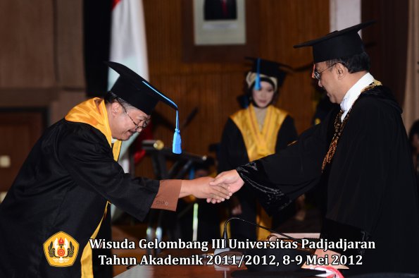 wisuda-unpad-gel-iii-2011_2012-fakultas-keperawatan-0leh-rektor_033