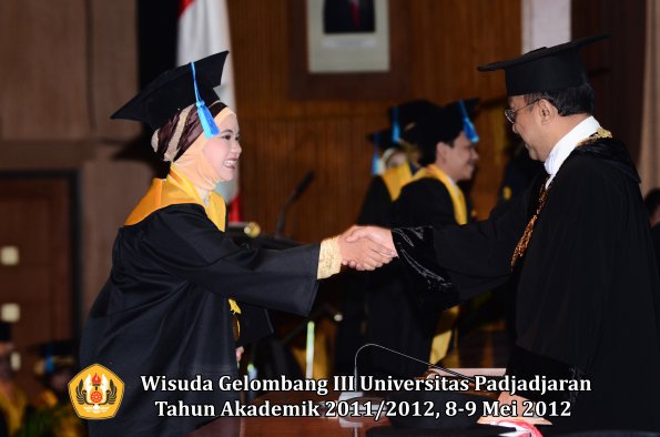 wisuda-unpad-gel-iii-2011_2012-fakultas-keperawatan-0leh-rektor_036