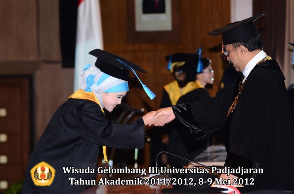 wisuda-unpad-gel-iii-2011_2012-fakultas-keperawatan-0leh-rektor_042