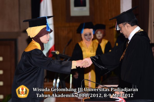 wisuda-unpad-gel-iii-2011_2012-fakultas-keperawatan-0leh-rektor_044