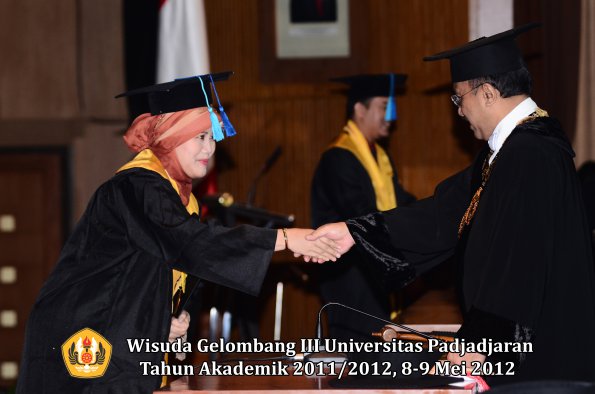 wisuda-unpad-gel-iii-2011_2012-fakultas-keperawatan-0leh-rektor_046