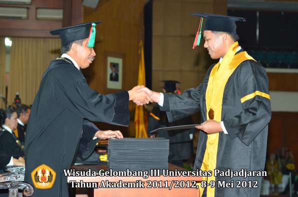 wisuda-unpad-gel-iii-2011_2012-fakultas-tip-oleh-dekan_002