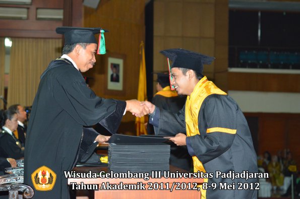 wisuda-unpad-gel-iii-2011_2012-fakultas-tip-oleh-dekan_006